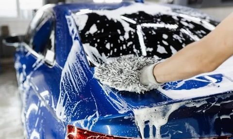 Microfiber wash mitt used in a two bucket hand wash